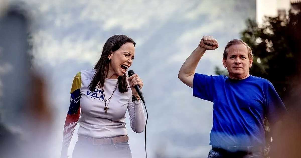 Juan Pablo Guanipa, lider al opoziției venezuelene și aliat al Mariei Corina Machado, vorbește presei după eliberarea din detenție la Caracas, februarie 2026