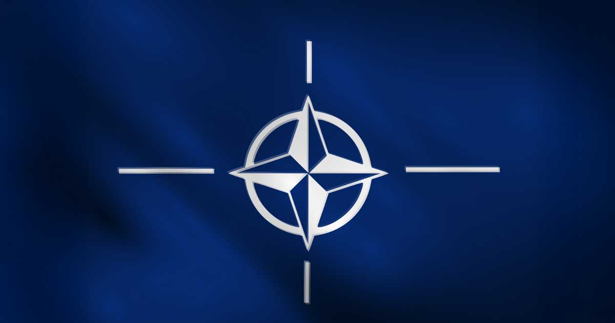 Logo NATO și hartă Orientul Mijlociu, ilustrând monitorizarea Alianței Nord-Atlantice a conflictului dintre SUA-Israel și Iran, februarie 2026