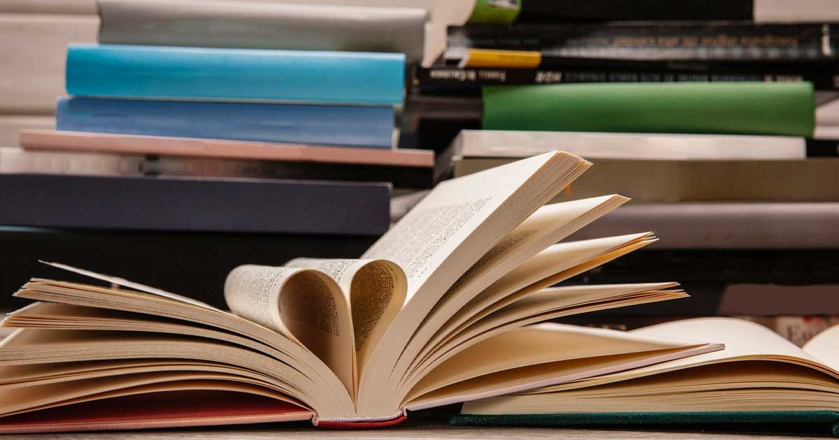 Scriitoare folosind inteligența artificială pentru a genera romane pe laptop, ilustrând dezbaterea despre AI în literatura contemporană, 2026