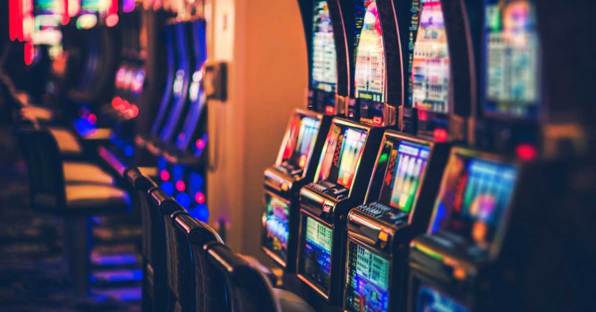Sală de jocuri de noroc cu aparate tip slot-machine păcănele, imagine ilustrativă pentru decizia primarului din Slatina de interzicere, România, februarie 2026