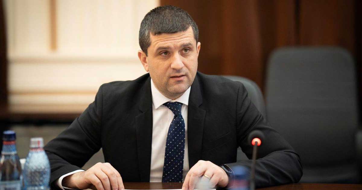 Radu Miruță, ministrul Apărării, oferă declarații despre cheltuielile publice și criticile la adresa PSD și PNL, București, februarie 2026