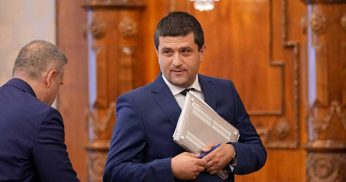 Radu Miruță, ministrul Apărării Naționale, în timpul conferinței de presă despre programul SAFE de înzestrare militară, București, februarie 2026