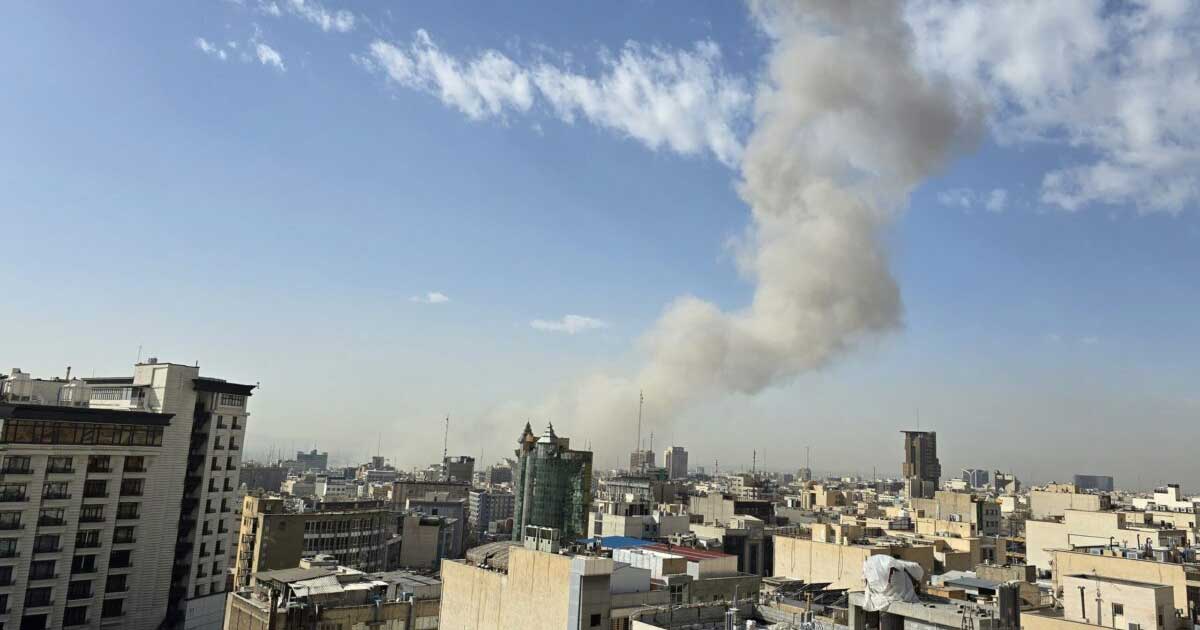 Forțe talibane afgane patrulând pe Linia Durand după bombardamentele aeriene pakistaneze, conflict Pakistan-Afganistan, februarie 2026