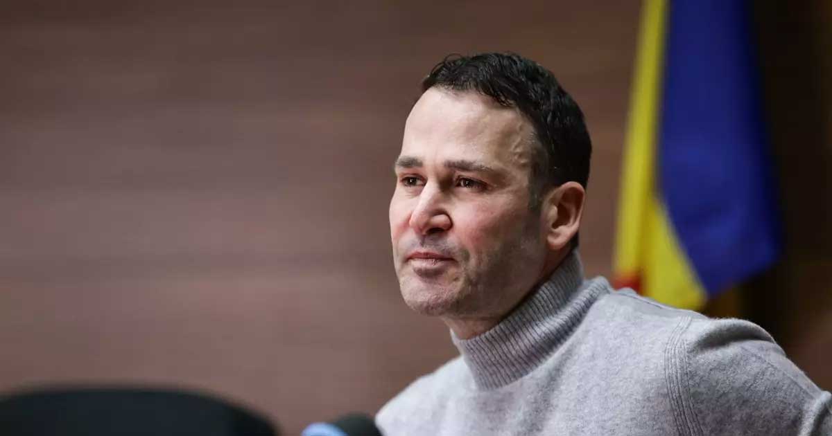 Robert Negoiță sosind la sediul Poliției din București pentru a respecta măsura controlului judiciar impusă de DNA, februarie 2026