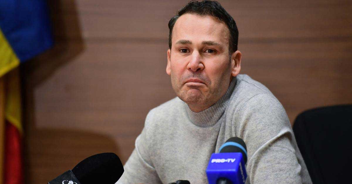 Primarul Sectorului 3 Robert Negoiță ține în mână buletinul de analiză toxicologică de la INML, cu rezultat negativ, publicat pe Facebook în februarie 2026