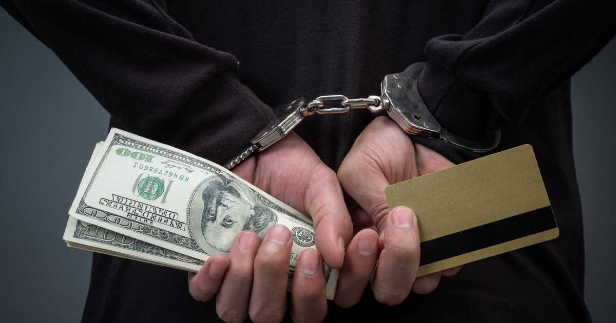 Simbol al balanței justiției în fața unui fundal urban european, în contextul publicării Indicelui Percepției Corupției 2025 de Transparency International