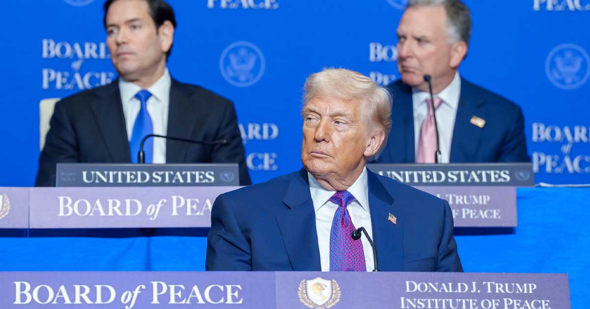 Nicușor Dan și Donald Trump la Consiliul Păcii de la Washington, 19 februarie 2026, moment în care Trump i-a greșit funcția