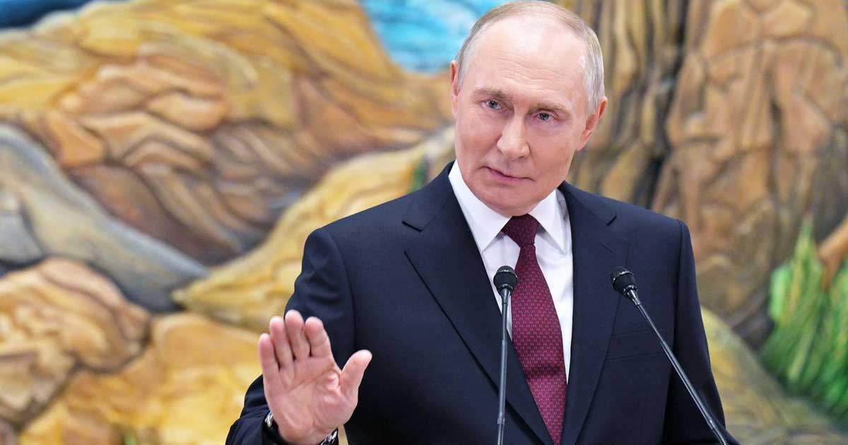 Vladimir Putin la o ceremonie militară oficială, în contextul avertismentului serviciului de informații suedez MUST privind riscul unui atac rus asupra NATO în 2026