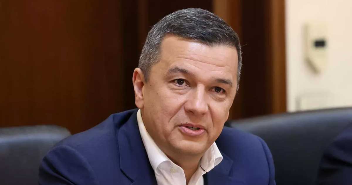 Sorin Grindeanu și Ilie Bolojan la Adunarea Generală a Asociației Comunelor din România, în timpul dezbaterii tensionate despre reforma administrației publice, februarie 2026