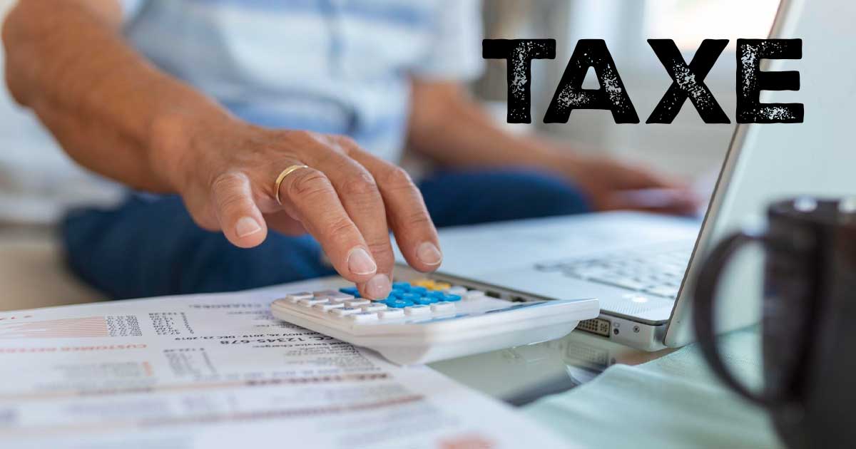 Contribuabil român completând declarația unică de impozit pe calculator pentru a beneficia de bonificația de 3% oferită de Ministerul Finanțelor, februarie 2026