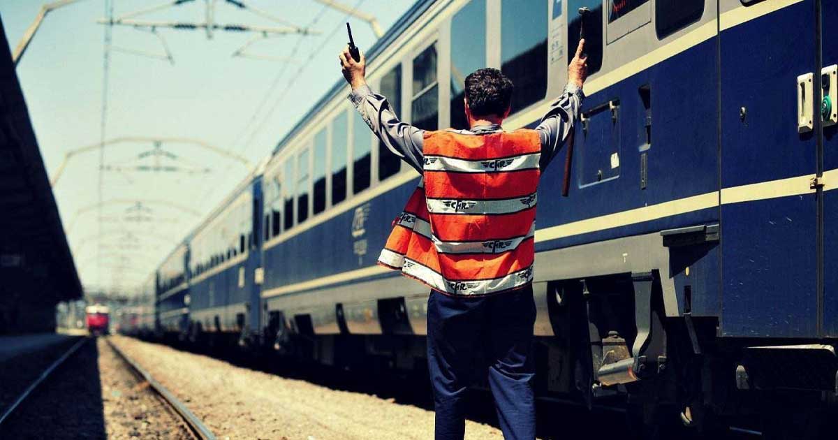 zeci de trenuri anulate incepand de luni pasagerii sunt transportati cu microbuze 332717 Tren CFR oprit în gara Craiova în timpul lucrărilor la viaductul Cârcea pe magistrala București–Timișoara, februarie 2026