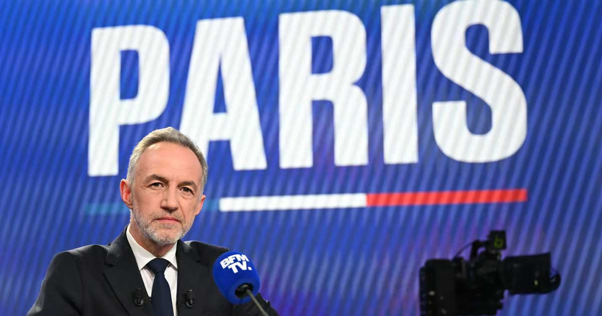 Emmanuel Grégoire, noul primar socialist al Parisului, sosind pe bicicletă la Primăria Paris după victoria din alegerile municipale, 22 martie 2026