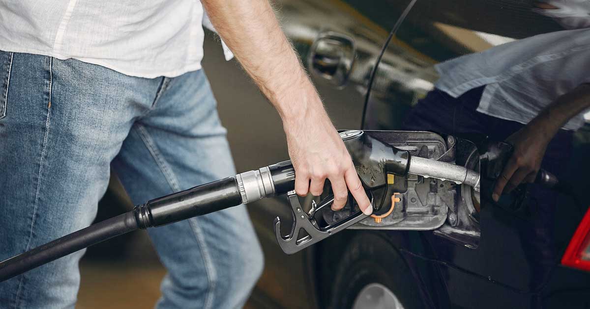 avertisment dur se poate ajunge la haos si piata neagra transportatorii cer masuri urgente pentru motorina 835621 Camion TIR la pompă stație carburanți România criză motorină prețuri ridicate mars 2026