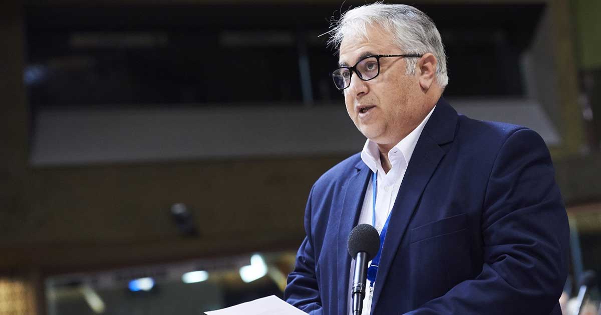 Viorel Riceard Badea, consulul general al României în Dubai, în discuții cu cetățeni români blocați din cauza conflictului militar din Orientul Mijlociu, martie 2026