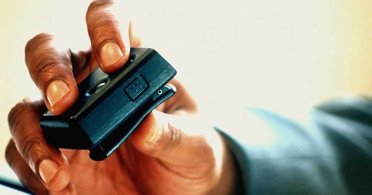 Pager și hartă tipărită pe un birou, simboluri ale crizei internetului mobil din Moscova, Rusia, martie 2026