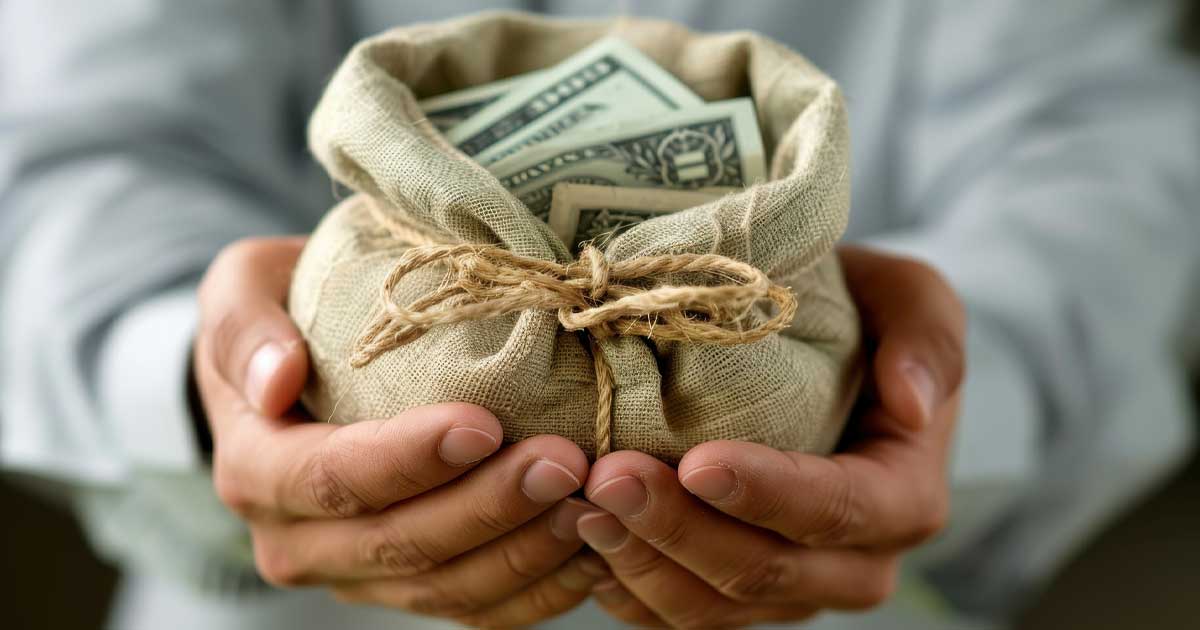 Bancnote euro și pașaport la punctul de trecere a frontierei, control vamal pentru declararea numerarului peste 10.000 euro, martie 2026