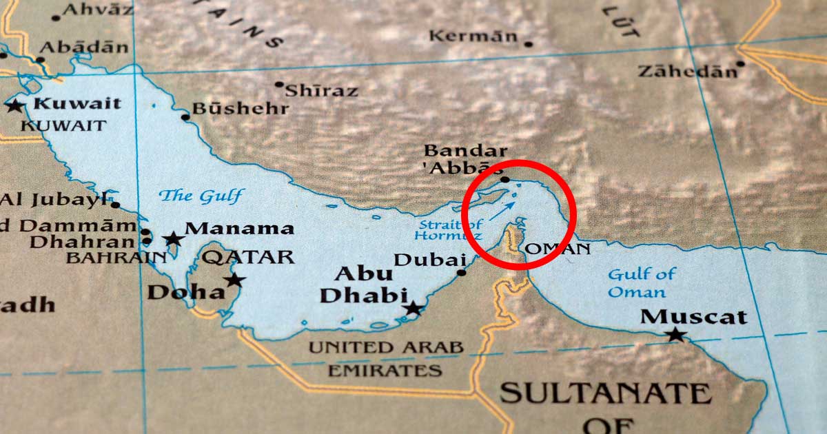 Navă petrolieră traversând Strâmtoarea Ormuz între Iran și Oman, coridor strategic pentru 20% din petrolul mondial, martie 2026