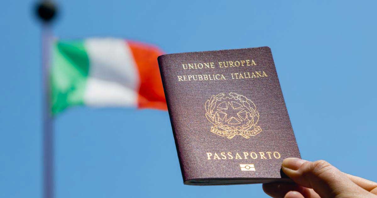 italia rupe traditia de 160 de ani si restrange cetatenia prin descendenta ce ar insemna o astfel de schimbare pentru romania 570508 Pașaport italian pe un birou, simbol al legii privind restrângerea cetățeniei prin descendență în Italia, martie 2026