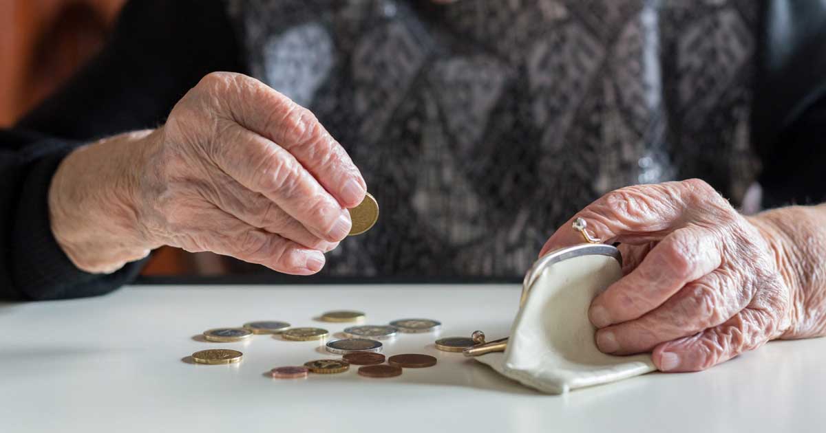 Pensionar român la ghișeul Casei de Pensii, statistici CNPP privind pensiile mici, disparități județe, martie 2026