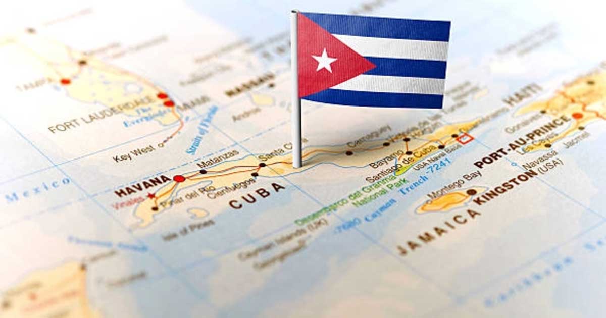 Stradă întunecoasă în Havana, Cuba, fără iluminat public în timpul penei masive de curent electric din martie 2026, cu oameni așteptând restabilirea electricității pe fondul crizei de combustibil