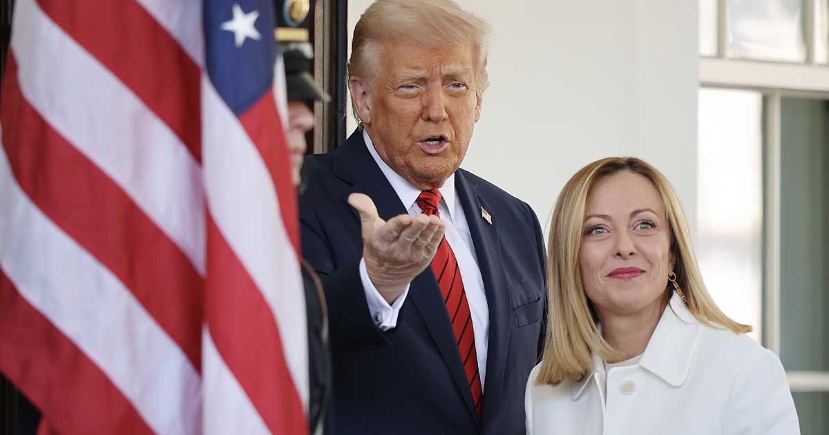 razboiul din iran complica politica italiana prietenia cu donald trump ar putea sa o coste functia pe giorgia meloni 923476 Premierul italian Giorgia Meloni alături de președintele american Donald Trump la Casa Albă, simbolizând alianța care ar putea să o coste funcția în contextul referendumului crucial, martie 2026