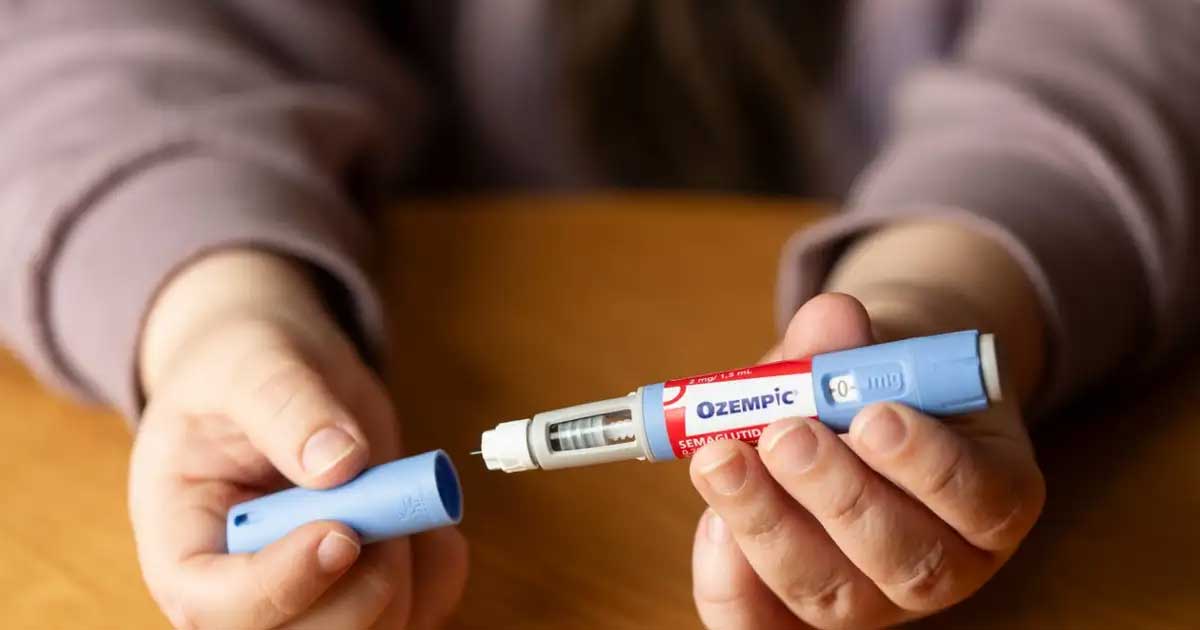 revolutie in tratamentele pentru diabet si obezitate ozempic devine disponibil in mai multe tari 936299 Seringă cu medicament Ozempic semaglutidă tratament diabet obezitate pe fundal alb 2026