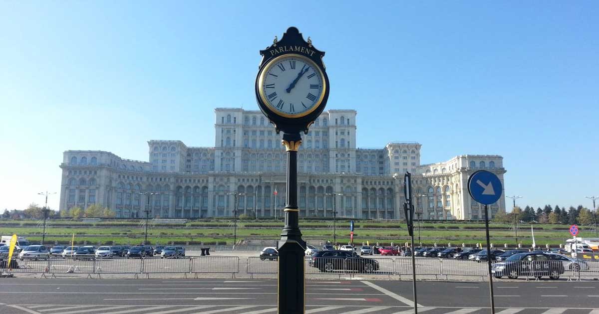Sediu de companie IT din București, centru de servicii externalizate, profesioniști români la lucru, clasament outsourcing Europa 2026