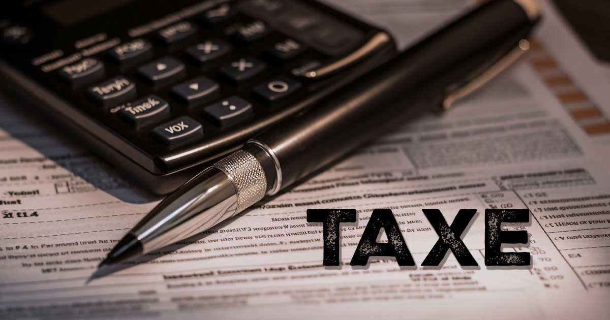Calculator, formulare fiscale și bancnote românești pe birou, simbol al creșterilor de taxe în România, 2026