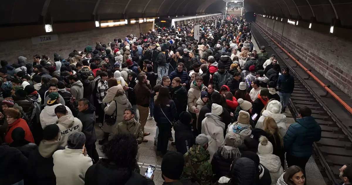 Stație de metrou din București aglomerată, discuții despre scumpirea biletului de la 5 la 7 lei, propunere Metrorex mai 2026