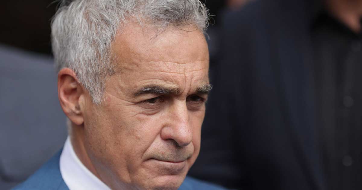 Călin Georgescu în fața camerelor de filmat, reacție publică după retragerea licenței Realitatea Plus de CNA, aprilie 2026