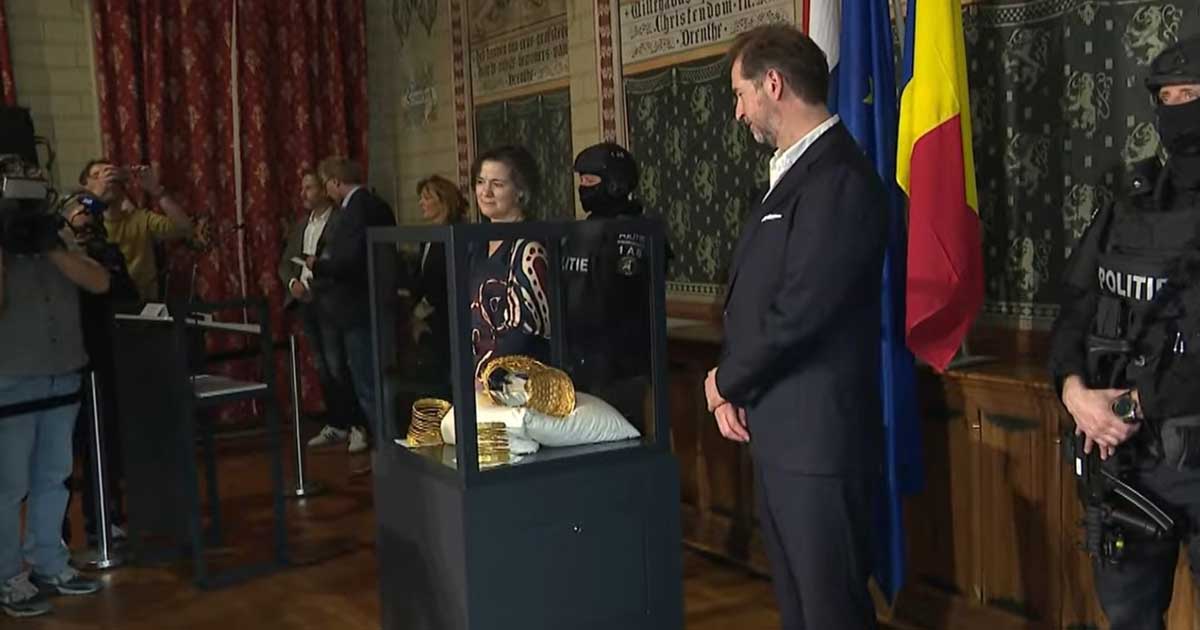Coiful dacic de aur de la Coțofenești prezentat la conferința de presă a Muzeului Drents din Assen, Olanda, 2 aprilie 2026, după recuperare