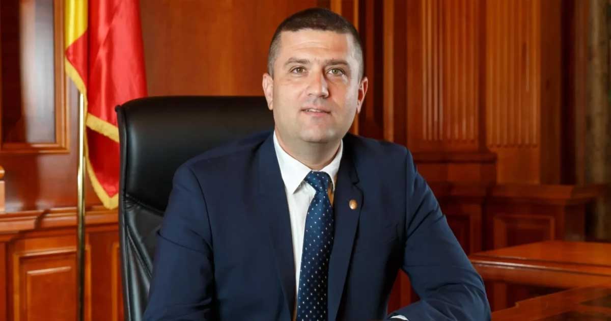 Ministrul Apărării Radu Miruță la declarație publică, București, în contextul moțiunii de cenzură PSD-AUR, aprilie 2026