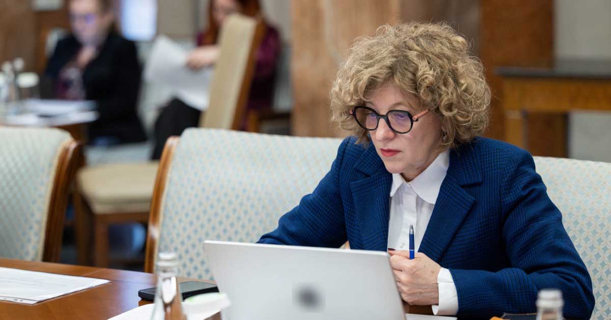 Vicepremierul Oana Gheorghiu la sediul Guvernului României, discuții despre listarea companiilor de stat la bursă, aprilie 2026