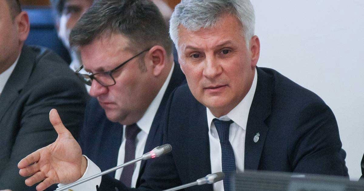 daniel zamfir atac la usr inainte de depunerea motiunii de cenzura 000200 Daniel Zamfir, lider senatori PSD, declarații la Parlament înaintea depunerii moțiunii de cenzură, aprilie 2026