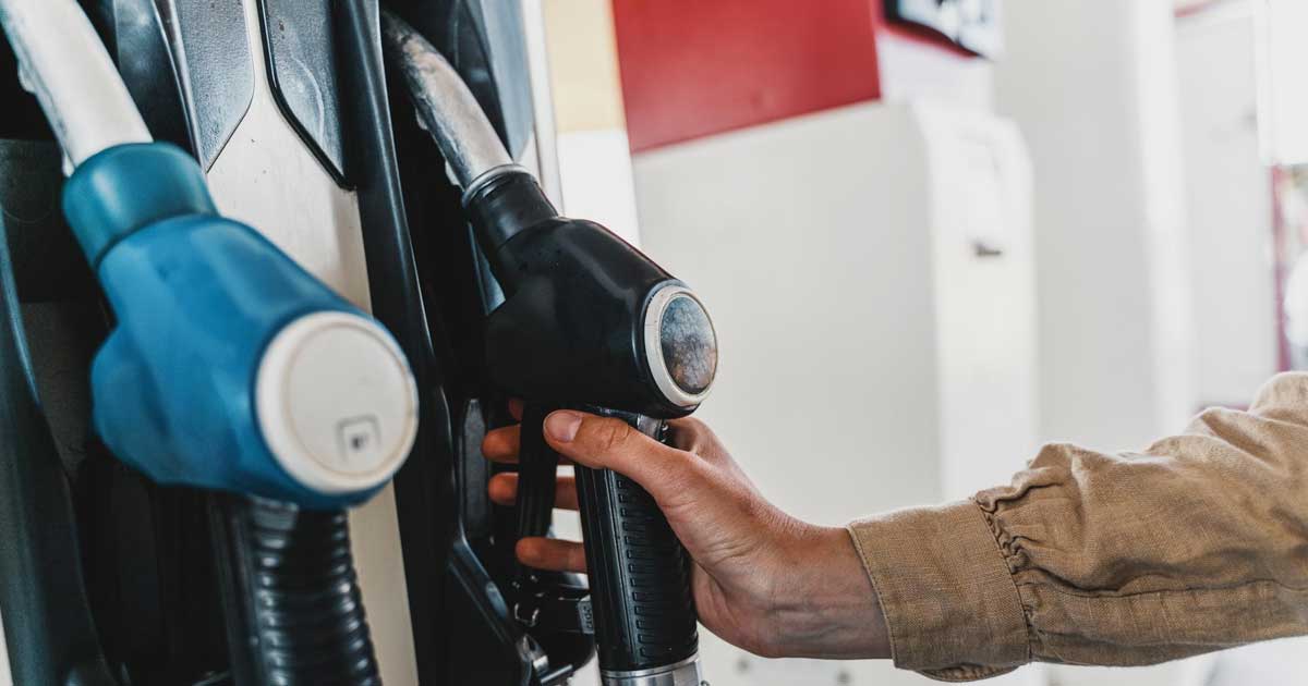 Pompă de carburanți benzinărie România, criza prețurilor motorinei, decizie guvernamentală reducere acciză, aprilie 2026