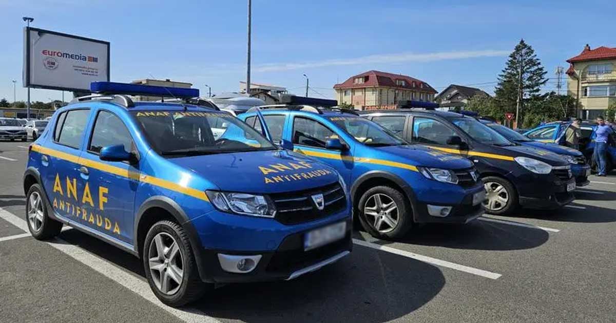 Inspectori ANAF la un control la o stație de benzin, confiscări bani și carburanți, în contextul crizei prețurilor, aprilie 2026
