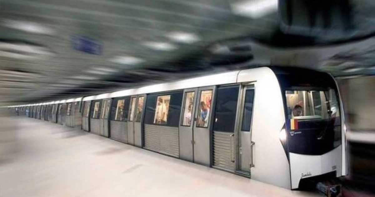 Intrarea în stația de metrou din București, călători pe peron, în contextul anunțului de scumpire a tarifelor Metrorex din aprilie 2026