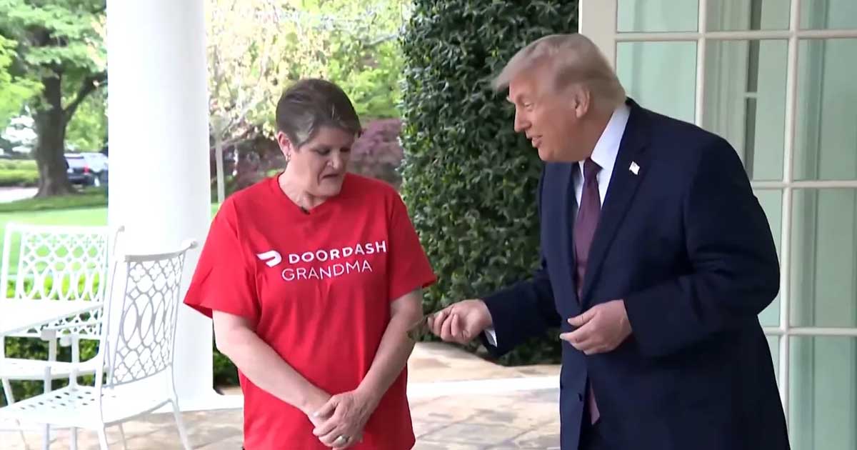 moment neobisnuit la casa alba donald trump a preluat o comanda mcdonalds a oferit bacsis in fata presei 789846 Donald Trump primind comanda McDonald's de la livratoarea Sharon Simmons în fața Biroului Oval, Casa Albă, Washington, 13 aprilie 2026
