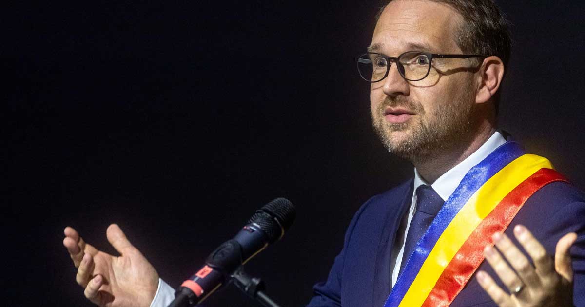 Primarul Dominic Fritz în fața vilei de pe strada Loga 52 din Timișoara, evacuare clan ocupare ilegală, 14 aprilie 2026
