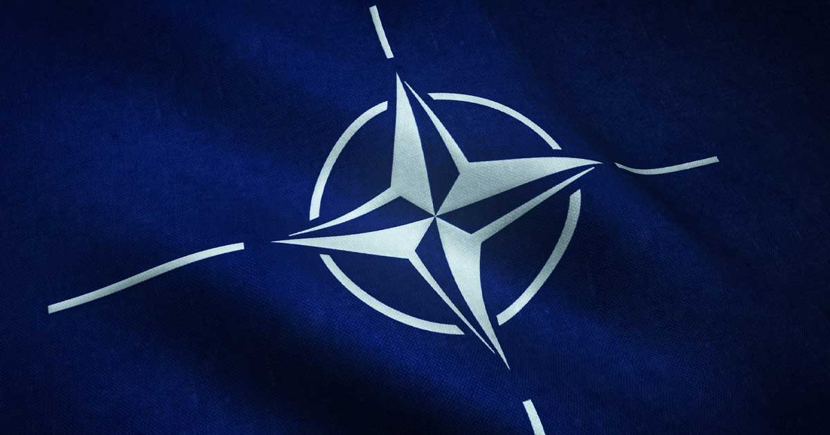 Soldați NATO în exercițiu militar cu vehicule blindate și drone, tehnologie LiFi comunicații optice, România 2025