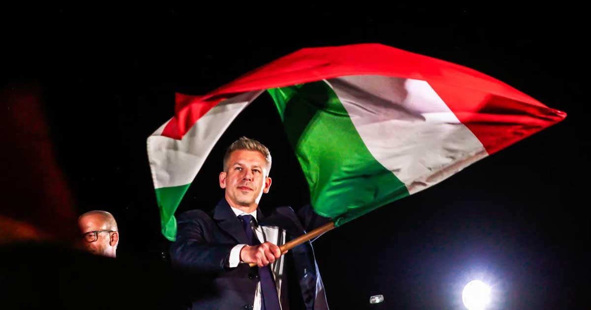Peter Magyar, liderul Tisza, susține o conferință de presă la Budapesta după câștigarea alegerilor parlamentare din Ungaria, aprilie 2026
