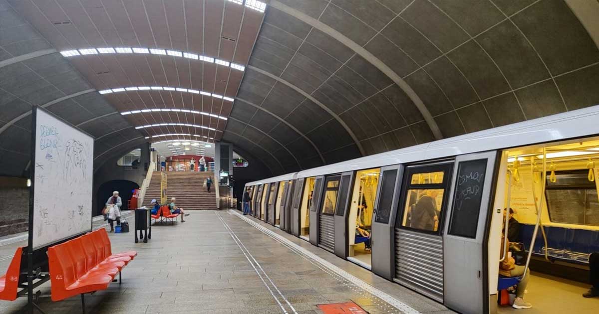Gară de metrou din București, călători la trecere turnichete, context scumpire tarife Metrorex de la 1 mai 2026