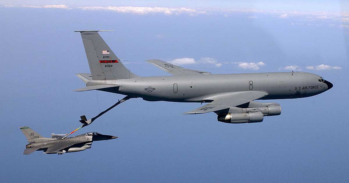 Avion cisternă KC-135 american decolând de la Baza 90 Transport Aerian Otopeni, România, în noaptea armistițiului SUA-Iran, 7 aprilie 2026