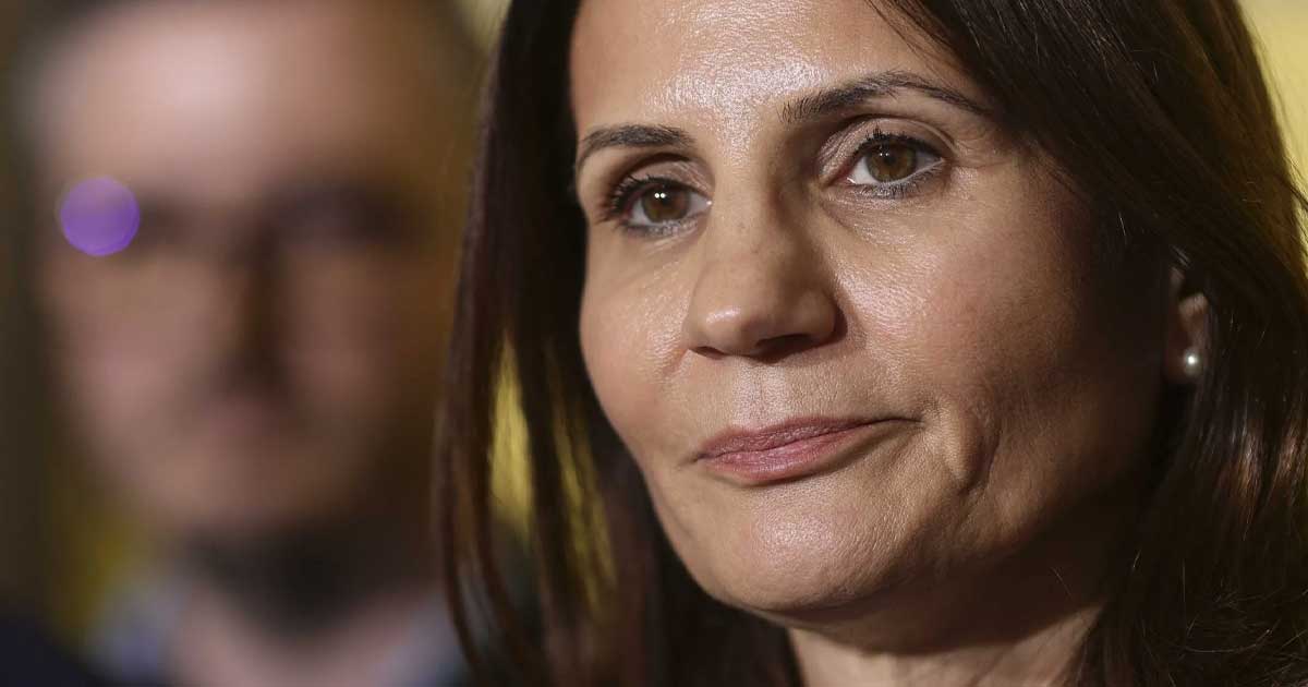 Anca Alexandrescu, jurnalistă și realizatoare TV, în studio la Realitatea PLUS, București, mai 2026, comentarii politice