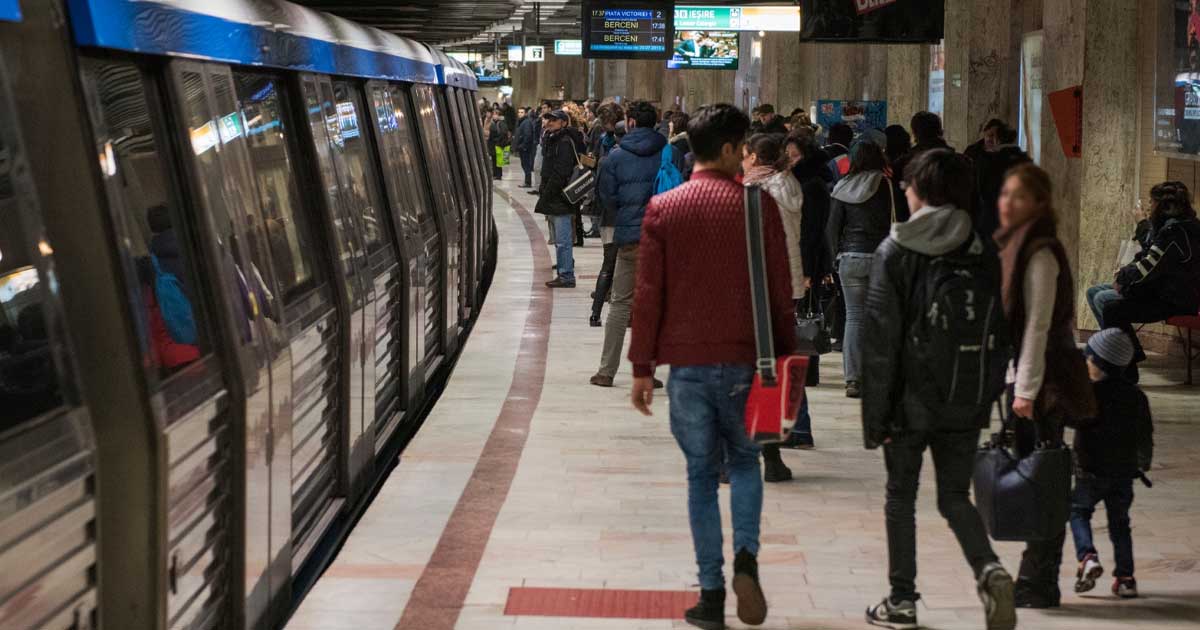 Intrarea stației de metrou din București, angajați Metrorex pe peron, discuții despre bonusuri și subfinanțare, mai 2026