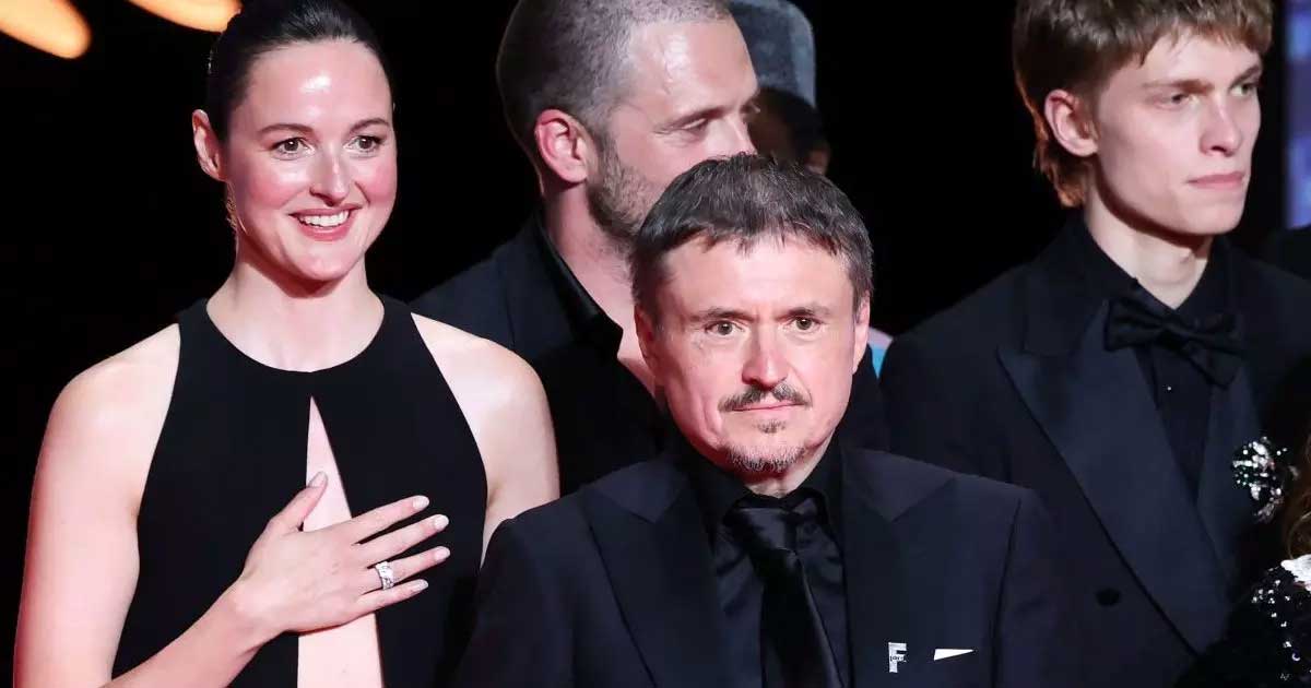 Cristian Mungiu cu trofeul Palme d'Or la Festivalul de Film de la Cannes 2026, alături de actorii filmului Fjord, mai 2026