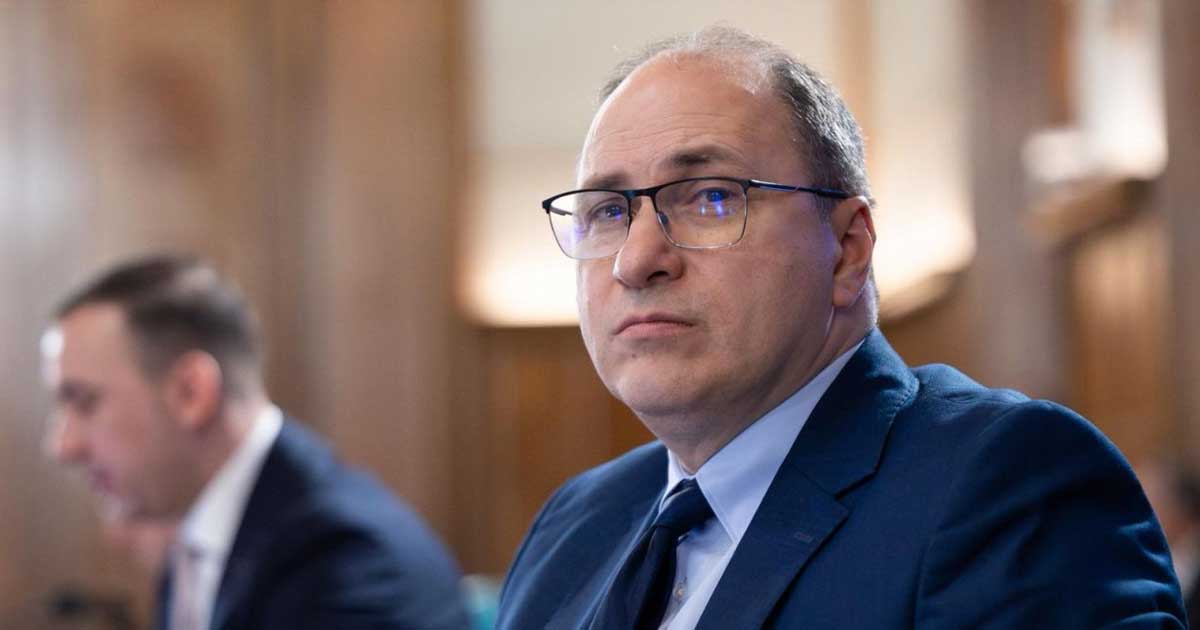 Ministrul Educației Mihai Dimian privind în telefon în timp ce o elevă vorbea în Senatul României, mai 2026