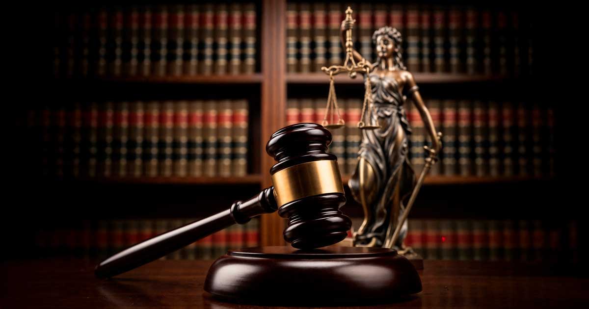 Sediul unui tribunal din România, dosare și grefieri în sala de judecată, protest față de legea salarizării bugetare, mai 2026