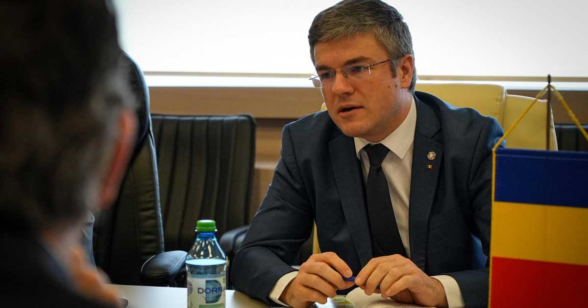 Ministrul Irineu Darău la conferință de presă, avertisment privind pierderile economice ale României în criza politică, mai 2026