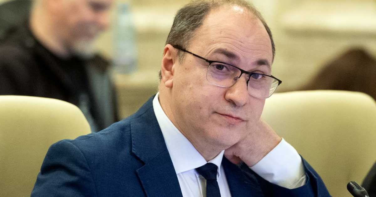 ministrul educatiei cu ochii in telefon in timp ce o eleva de clasa a v a vorbea in lacrimi despre presiunea din scoli 710011 Ministrul Educației Mihai Dimian surprins cu privirea în telefon în timp ce eleva Ilinca vorbea în lacrimi la dezbaterea din Senat, mai 2026